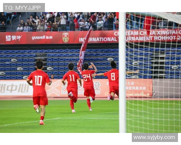 足球明星归国引发热议球迷期待新赛季精彩表现 足球明星归国引发热议球迷期待新赛季精彩表现